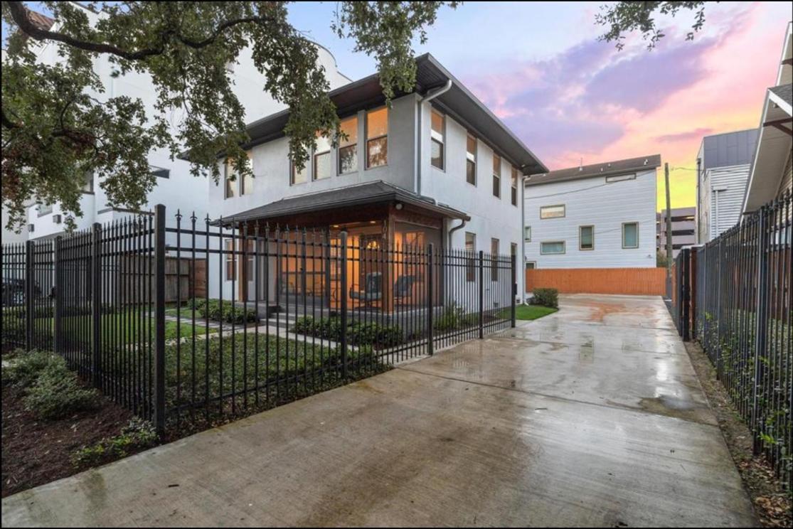 Mycrib Houston Hostel Exterior photo